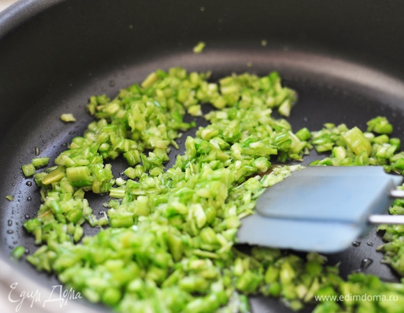 Нарезать стрелки, положить в процессор и перемолоть почти до кашицы. Чуть посолить и поперчить, размешать. В сотейник влить оливковое масло, нагреть до средней температуры, выложить чеснок и слегка обжарить. Остудить.