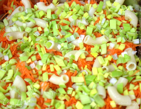 Рассыпать лук сверху на морковь.