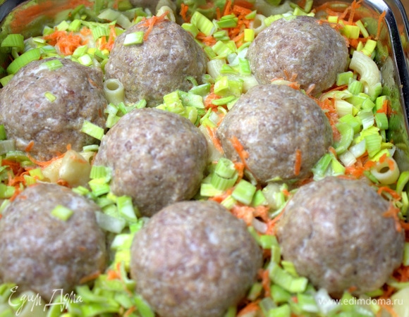 Немного прижав, поместить тефтели.