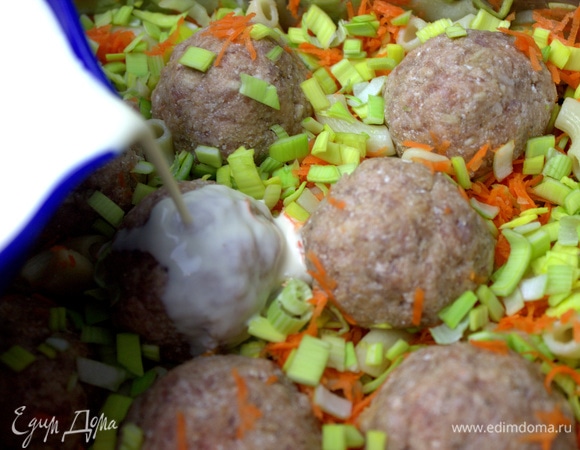 Заливаем наше блюдо заливкой. Отправляем в разогретую до 180°C.