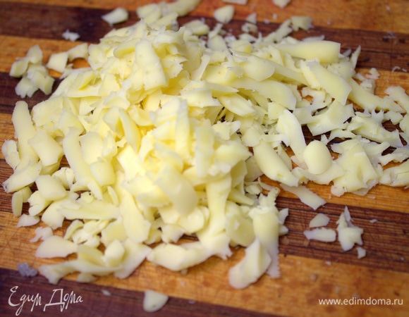 Сыр крупно натереть.