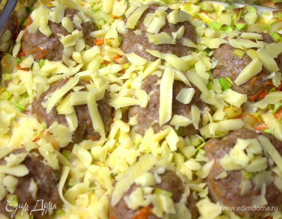 Посыпать сыром.