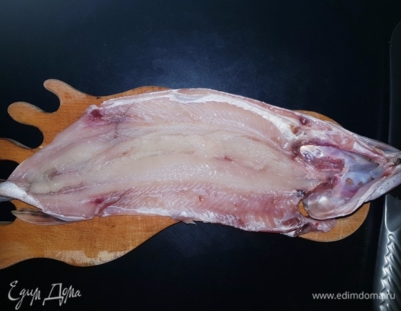 Из рыбы делаем филе, удалив хребет и кости. У одной щуки отрезаем голову — это будет нижняя часть. Солим и перчим с двух сторон.