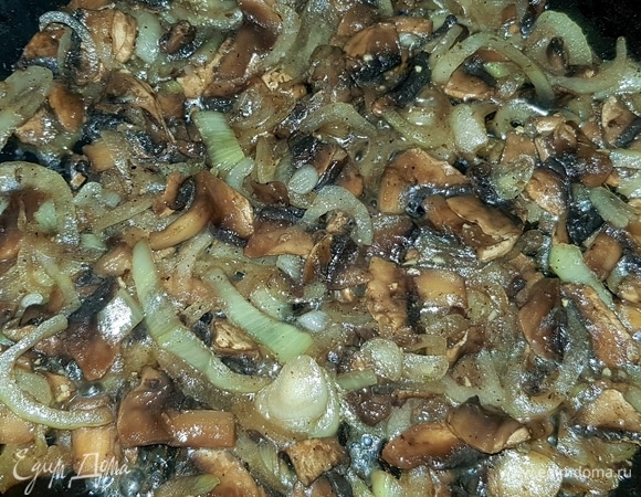 Пока филе маринуется, займемся начинкой. Грибы моем, нарезаем и обжариваем на небольшом количестве растительного масла, добавляем нарезанный полукольцами лук.