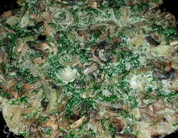 Добавляем сливки и мелко порубленный укроп, солим перчим и тушим минуты 3–4.