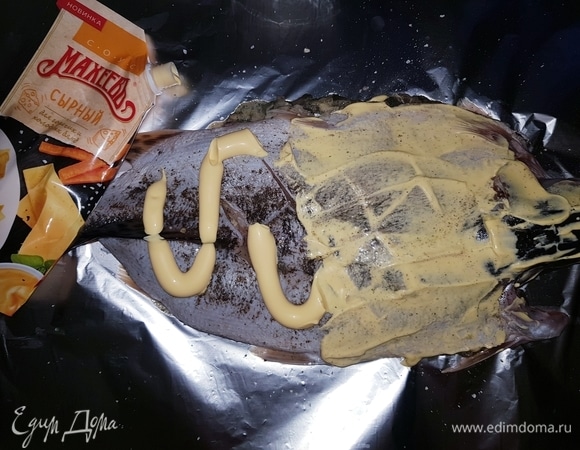Сверху кладем филе, поливаем лимонным соком и смазываем сырным соусом ТМ «МахеевЪ».