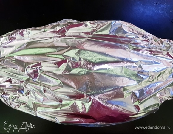 Сверху накрываем вторым листом фольги и закрепляем края. Отправляем в разогретую до 240°С духовку на 15 минут.