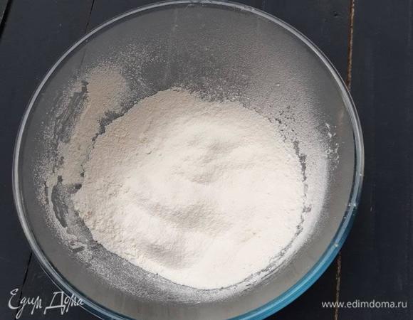 Сливочное масло растопить и немного остудить. В миску просеять муку с разрыхлителем и солью.