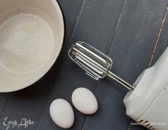 В отдельной миске взбить яйца с сахаром, добавить молоко, а также растопленное и охлажденное сливочное масло. Все перемешать. Влить яично-масляную смесь в сухие ингредиенты. Перемешать. Добавить виноград и дорблю аккуратно, чтобы не раздавить ягоды. Перемешать.