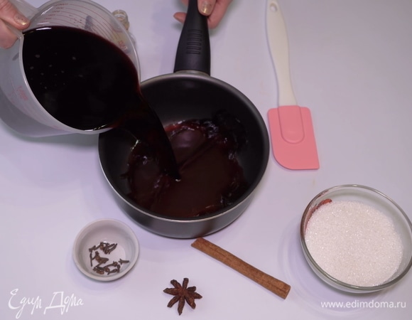 Для этого десерта я всегда выбираю спелые вкусные груши примерно одного размера с твердой мякотью, поскольку мягкие в процессе приготовления могут развариться. Для начала наливаем в сотейник вино. Я использую красное сухое вино Каберне с выраженным виноградным вкусом.