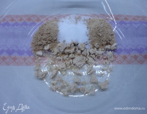 Дрожжи, сахар и соль залейте теплым молоком и хорошо размешайте венчиком.