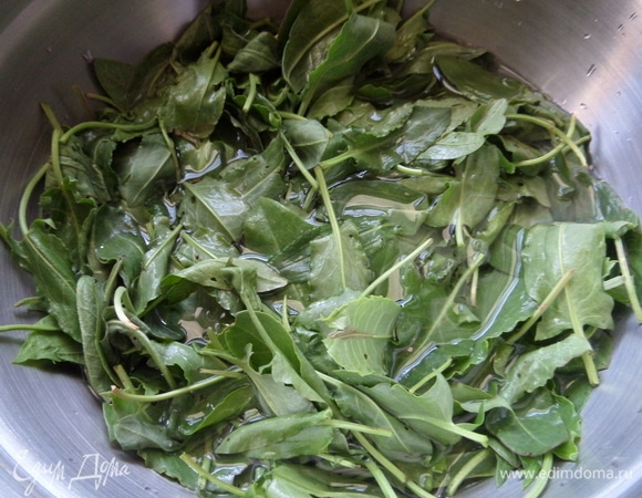 Летом для начинки берем свежий щавель.