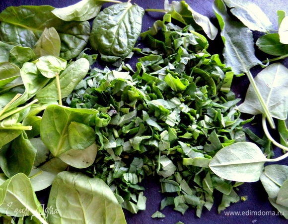 Нарезать вместе со шпинатом.