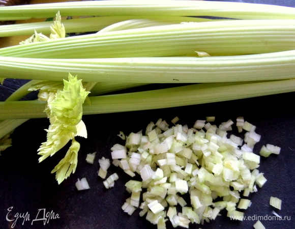 Сельдерей измельчить.