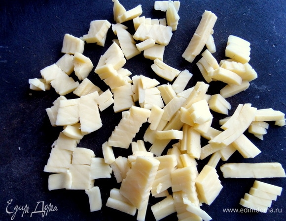 Сыр натереть или нарезать.