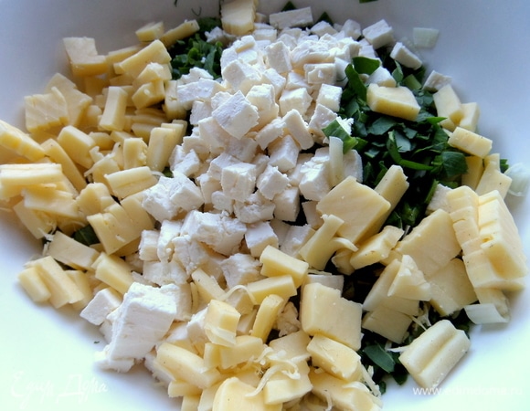 Пересыпать сыр к зелени.