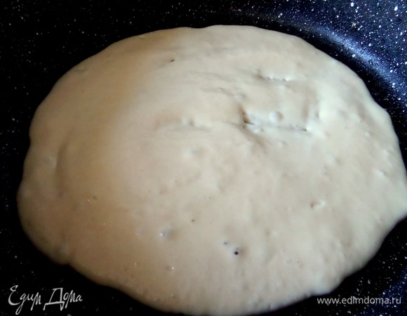 Налить тесто в разогретую с маслом сковороду. Лучше с толстым дном.