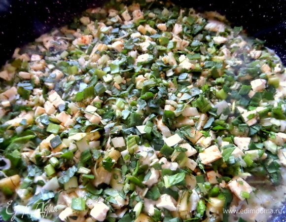 Сверху на сырое тесто ровным слоем распределить начинку. Налить снова тесто, чтобы оно закрыло начинку.