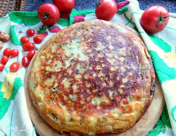 Когда низ зажарится, накрыть второй сковородой, резко перевернуть и жарить уже на другой сковороде вторую сторону.