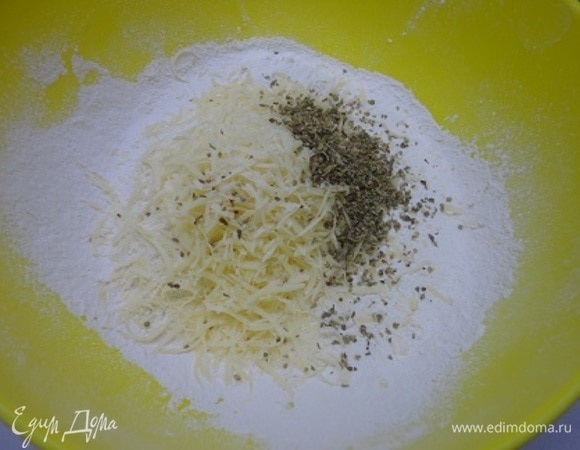 Просеянную муку смешайте с орегано и 2/3 тертого пармезана.