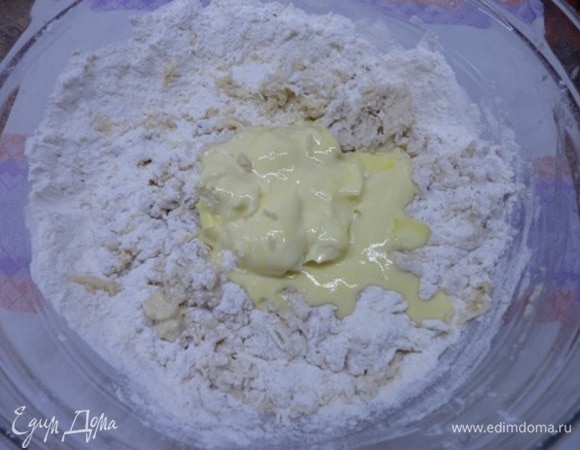 Соединить сухие и жидкие ингредиенты, добавить мягкое масло и замесить тесто. Накрыть и оставить в теплом месте для подъема.