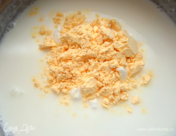 В кефир вбить яйцо или яичный порошок (1 ст. л.).