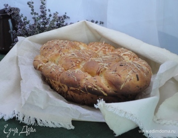 Выпекать при температуре 180°C на нижней полке первые 20 минут с нижним нагревом и потом еще 15–20 минут с общим нагревом (верх и низ). Остудить на решетке под полотенцем.