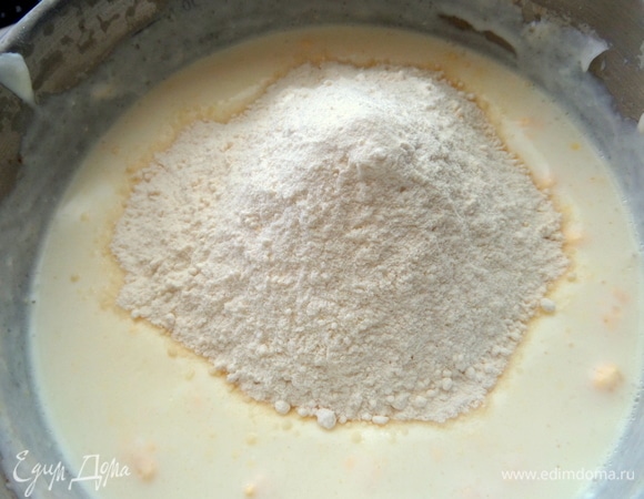 Всыпать муку партиями. Муки может уйти больше до 300 г.