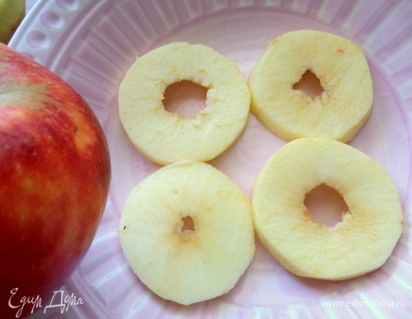 Из яблок достать сердцевину, нарезать шайбочками.