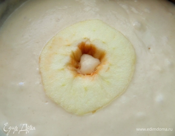 Окунать кружочки яблок в тесто.