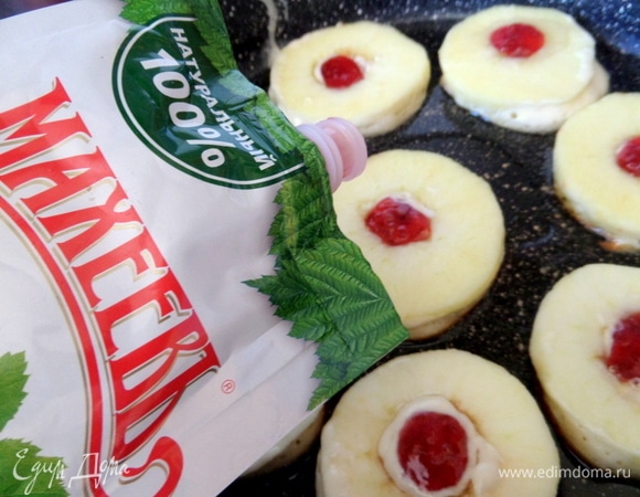 В центр выдавить немного малинового джема ТМ «МахеевЪ».