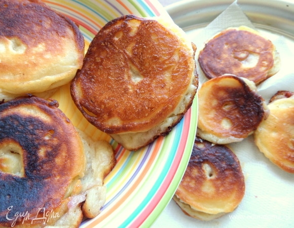 Переносим со сковороды на салфетку.