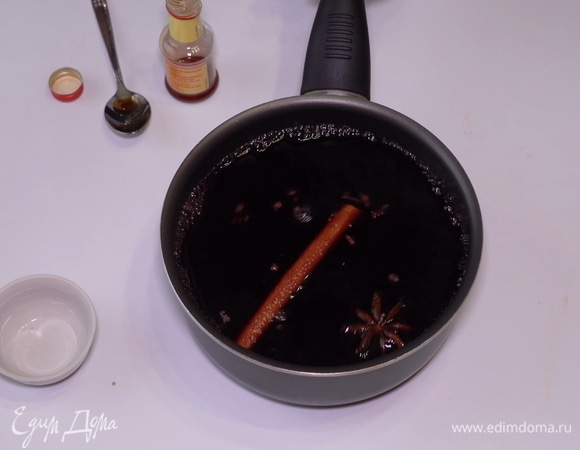 Затем — палочку корицы.