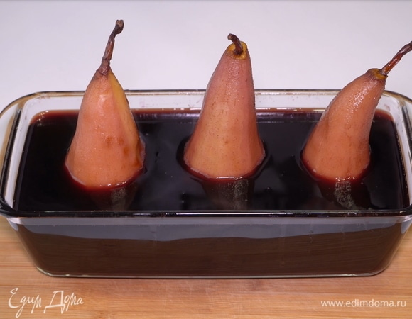 Проверяем готовность зубочисткой: груши должны быть мягкими и при этом сохранять свою форму.