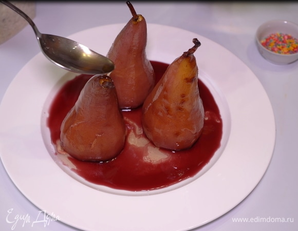 Перекладываем груши на тарелку и поливаем домашней карамелью. Карамель готовиться очень легко. Смешиваем 60 г сахара и 100 мл воды. Доводим сироп до кипения при постоянном помешивании. Как только он начнет темнеть и густеть — карамель готова.