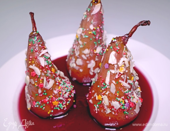 Украшаем фрукты на своем усмотрение. Я обычно посыпаю их крошкой миндаля и кондитерскими украшениями. Думаю, что этот десерт идеально подойдет для фееричного романтического ужина. А можно подать его к праздничному столу. Всем приятного аппетита!