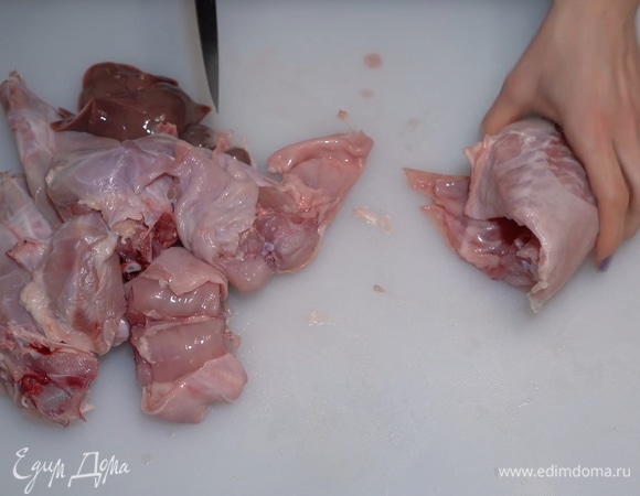 Чтобы избавить мясо от специфического запаха, для начала тушку кролика следует вымочить в воде хотя бы в течение получаса. Тщательно промываем мясо и разделываем тушку.