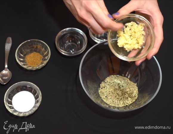 Затем добавляем в эту смесь чеснок, пропущенный через пресс.