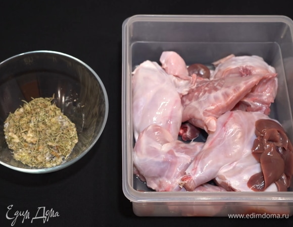 Затем натираем мясо кролика этой смесью.