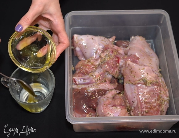 Кроличье мясо обладает сладковатым вкусом, поэтому в маринады для кролика, как правило, не добавляют сахар, чтобы усилить вкус этого мяса. Но для нашего маринада мы все же используем немного меда, разбавленного в небольшом количестве теплой воды.