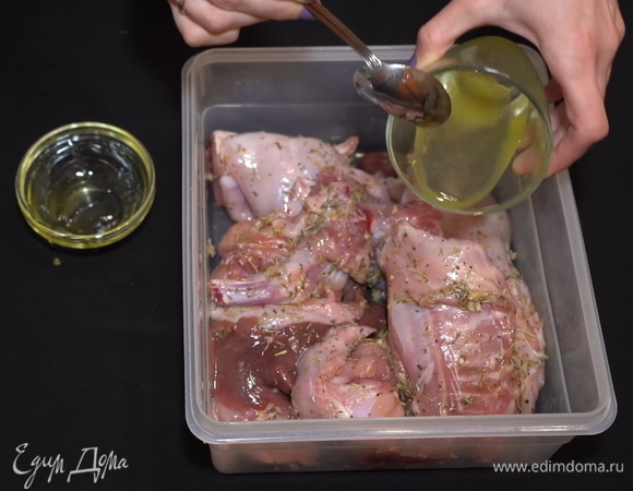 То есть, разбавляем 1 чайную ложечку меда в 50 мл воды комнатной температуры и поливаем этой смесью кроличье мясо.