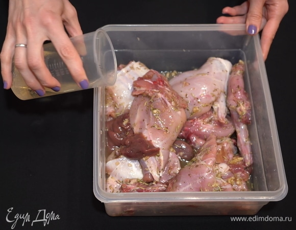 Заливаем мясо вином, тщательно еще раз все перемешиваем, затем плотно закрываем емкость крышкой и оставляем мариноваться, как минимум, на час. Если располагаете временем, отправьте мясо мариноваться в холодильник на 2–3 часа.