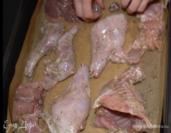 Укладываем маринованное мясо в форму для выпекания. Можно смазать пергаментную бумагу оливковым или растительным маслом.