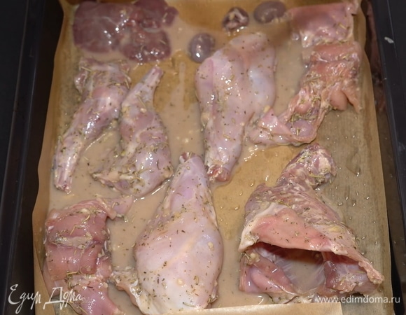 Поливаем мясо ароматным соком, в котором мариновался кролик. Запекаем кролика в духовке в течение 40–45 минут при температуре 190°C. При этом мы не накрываем мясо фольгой, чтобы оно хорошо подрумянилось и карамелизировалось.