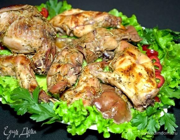 Мы часто готовим кролика таким способом, и мясо получается вкусным, мягким, с аппетитной румяной корочкой. Можно переложить готового кролика на листья салата. Кролик в духовке получается очень ароматным и нежным с приятным пикантно сладковатым вкусом.