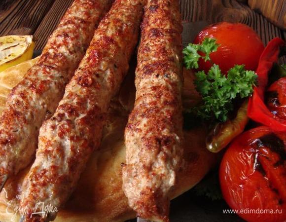 Традиционно адана–кебаб подают в плоских вытянутых тарелках: кебабы выкладывают на свежую пшеничную лепешку (пайда) и сервируют большим количеством зелени — петрушки и салата. Особую пикантность блюду придают обжаренные на гриле лимон, помидоры и острый перец. Также блюдо можно украсить горкой сладкого красного лука, посыпанного сумахом.