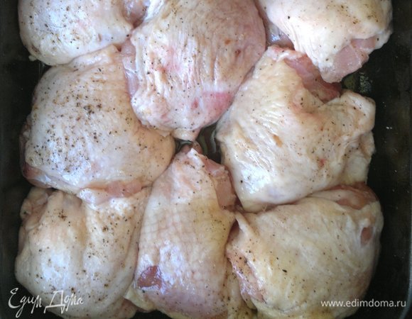 Куриные бедра вымыть, обсушить. Посыпать перцем, немного посолить со всех сторон. Сбрызнуть лимонным соком и дать полежать 30 минут.