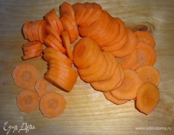 Морковь почистить, помыть, обсушить, нарезать тонкими кружками.