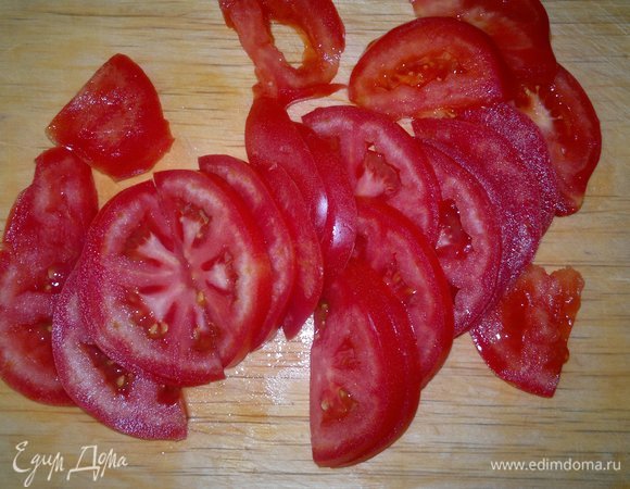 Помидоры помыть, обсушить. Нарезать полукругами.