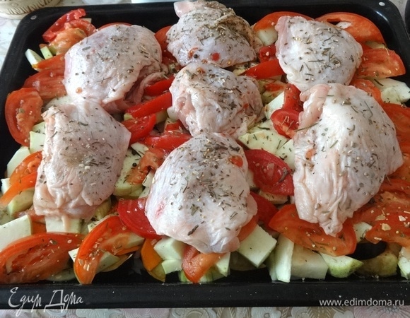 Форму для запекания смазать частью растительного масла. Выложить слой моркови, немного посолить, поперчить. Затем — слой лука и слой перца. Далее — слой кабачков. Немного посолить, поперчить. Следующий слой — помидоры. Сбрызнуть овощи оставшимся растительным маслом. На овощи выложить куриные бедрышки. Все посыпать сушеным тимьяном. Поставить форму в духовку, разогретую до 180°C, на 40–45 минут.